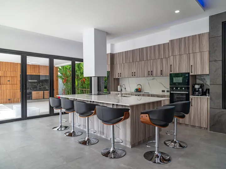 Fully equipped kitchen with breakfast island