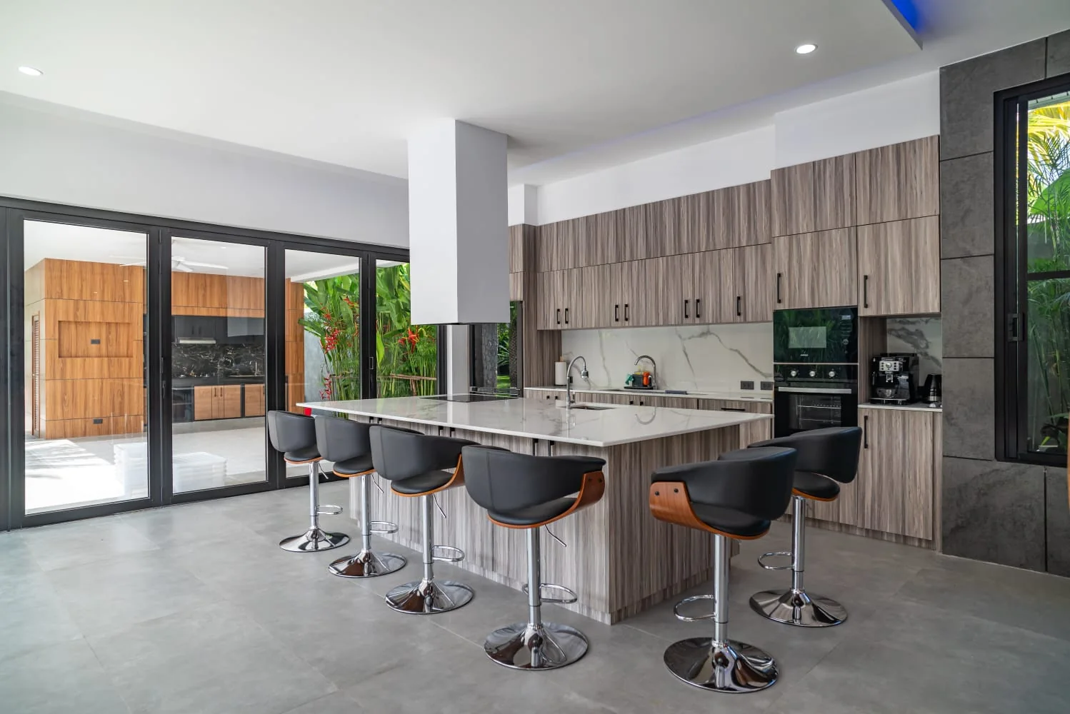 Fully equipped kitchen with breakfast island